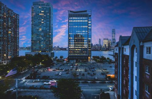 Exchange Place North Hotel | Cozy Sonesta Simply Suites Jersey City: Pet-Friendly Stay