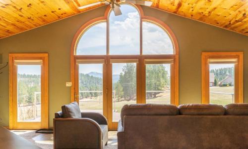 Hill City House | Discover Family-Friendly Comfort at Song Bird Hill Hotel
