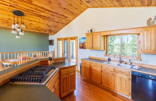 Hill City House | Discover Family-Friendly Comfort at Song Bird Hill Hotel