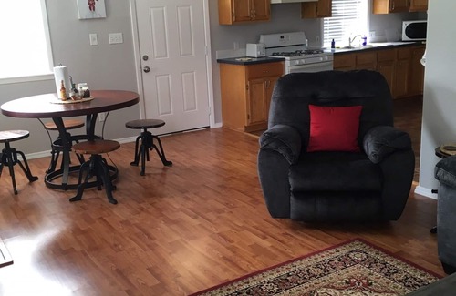 Waco Cottage | Peaceful Songbird Haven: 2BR Cottage with Kitchen & Breakfast