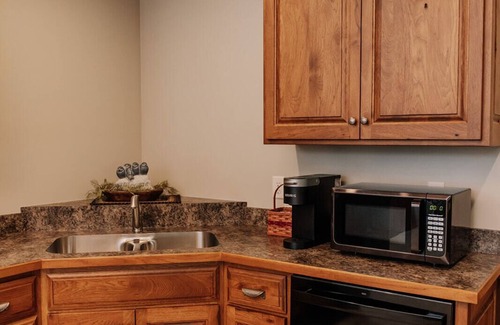 Dundee Cabin | Experience Songbird Serenade Suite in Amish Country, Ohio