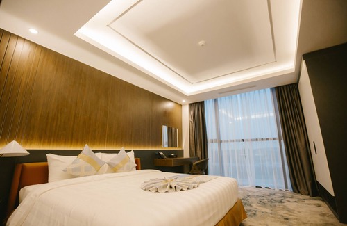 Nghi Xuan Hotel | Prime Location at Songlam Waterfront Hotel with Pool & Spa
