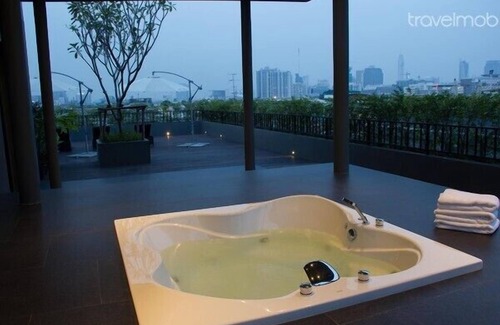 Maha Phruttharam Apartment | Explore Songphra Suite: Women’s Apartment with Spa & Pool