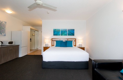 Port Douglas Resort | Sonia’s at Ramada Resort: Free Wifi, Pool & Netflix Awaits