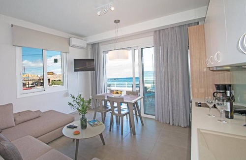 Agii Apostoli Apartment | Beachfront Sonja 2 Apartment with Pool & Ocean View