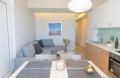 Agii Apostoli Apartment | Beachfront Sonja 2 Apartment with Pool & Ocean View