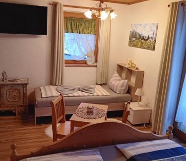 Buching House | Family-Friendly Sonne: Cozy Stay with Restaurant Amenities