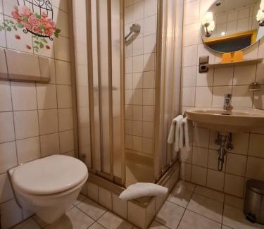 Goessweinstein Apartment | Cozy Apartment Bärenstein 2: Pet & Child Friendly Stay