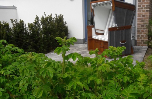 Westerland Cottage | Relax at Sonnenterrasse: Pet-Friendly Oceanfront Retreat