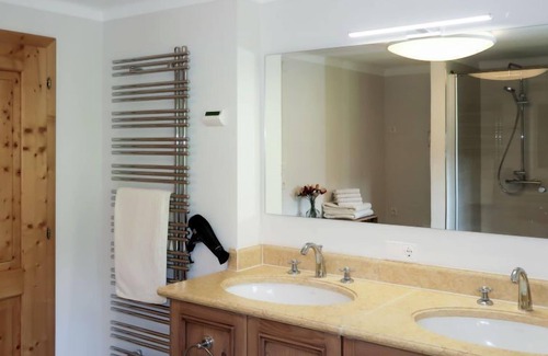 Auffach House | Indulge in Sonnheim: Lake View & Spa Retreat Awaits