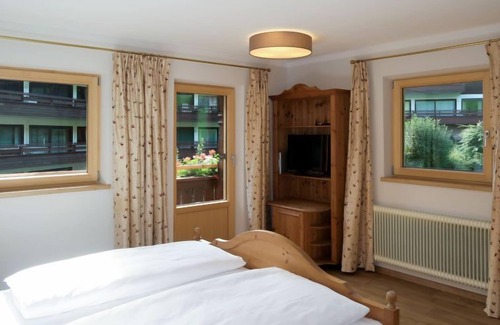 Auffach House | Indulge in Sonnheim: Lake View & Spa Retreat Awaits