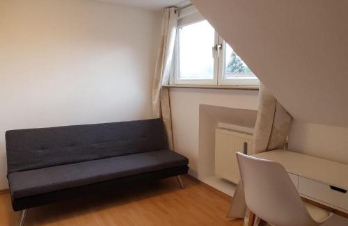 Bodolz Apartment | Bright Dach-Ferienzimmer: Family-Friendly & Pet Welcome!