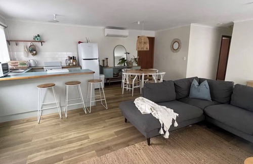 Waterhouse House | Sonnys At Robe - Long Beach Pet Friendly Home