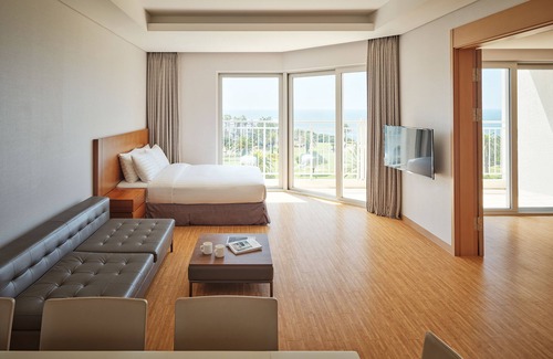 Pyoseon Resort | Relax at Sono Calm Jeju with Pool, Spa & Family Amenities