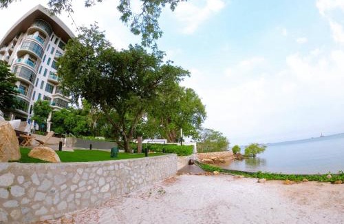 Tha Thaewawong Apartment | Beachfront Bliss at Sonrisa Sriracha with Pool & Ocean Views
