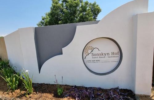 Phokwane House | Pet-Friendly Sonskyn Hof Guest House with Stellar Reviews