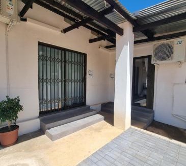 Phokwane House | Pet-Friendly Sonskyn Hof Guest House with Stellar Reviews