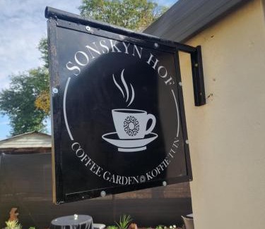 Phokwane House | Pet-Friendly Sonskyn Hof Guest House with Stellar Reviews