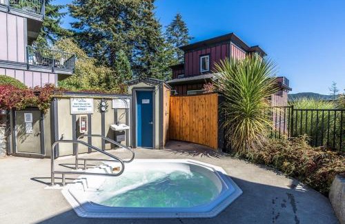 Sooke House | Cozy Sooke Harbour Townhouse with Oceanfront Views