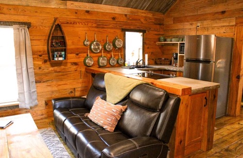 Eureka Springs Cabin | Soothing LOG CABIN in charming Eureka Springs