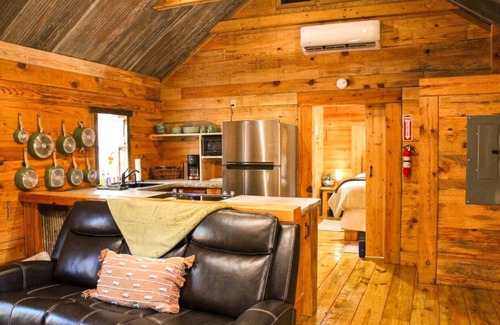 Eureka Springs Cabin | Soothing LOG CABIN in charming Eureka Springs