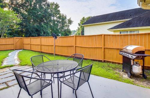 Savannah House | Relaxing Savannah Townhome with Family-Friendly Patio