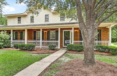 Savannah House | Relaxing Savannah Townhome with Family-Friendly Patio