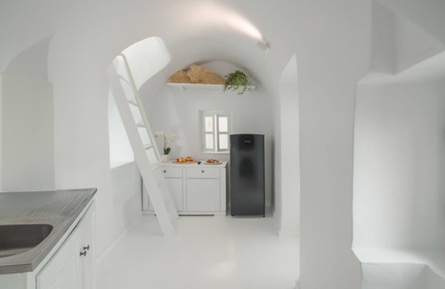 Oia Villa | Indulge in Comfort at Sophia Privilege: 10/10 Guest Rated