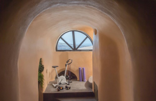 Oia Villa | Indulge in Comfort at Sophia Privilege: 10/10 Guest Rated