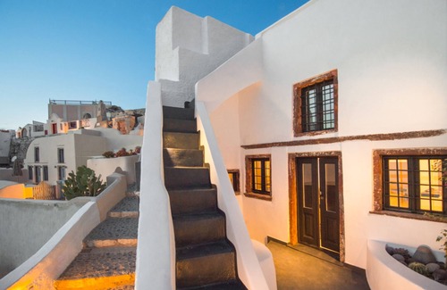 Oia Villa | Indulge in Comfort at Sophia Privilege: 10/10 Guest Rated