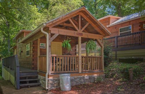 Lookout Valley Neighborhood Association House | Eco-Friendly Sophie Cabin with Hot Tub in National Forest