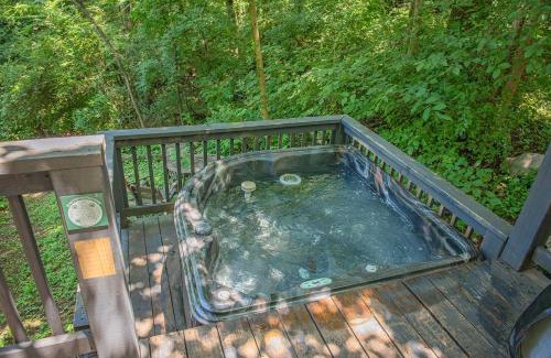 Lookout Valley Neighborhood Association House | Eco-Friendly Sophie Cabin with Hot Tub in National Forest
