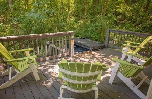 Lookout Valley Neighborhood Association House | Eco-Friendly Sophie Cabin with Hot Tub in National Forest