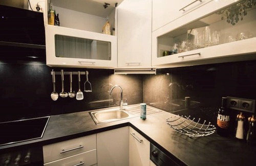 Brigittenau Apartment | Deluxe Stay at Sophie's Place Augarten with Parking & Kitchen