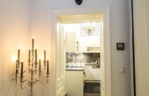 Brigittenau Apartment | Deluxe Stay at Sophie's Place Augarten with Parking & Kitchen