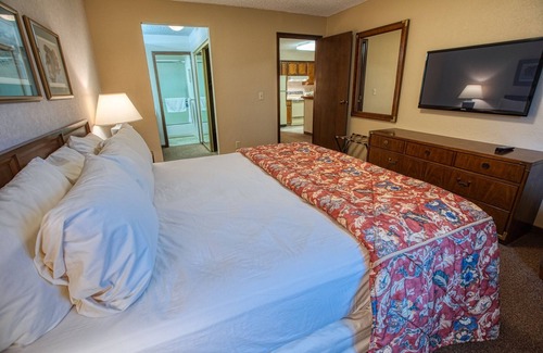 College Hotel | Discover Sophie Station Suites: Rated 9/10 with Top Amenities