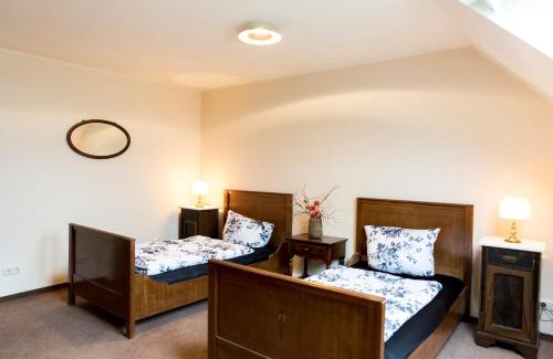 Wardenburg House | Welcoming Sophienhof Achternholt: Breakfast & Accessible Stay