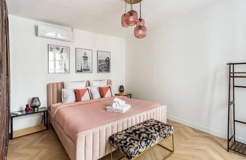 Strasbourg -Saint-Denis Apartment | Top-Rated SophieStay: Modern Apartment with King Bed