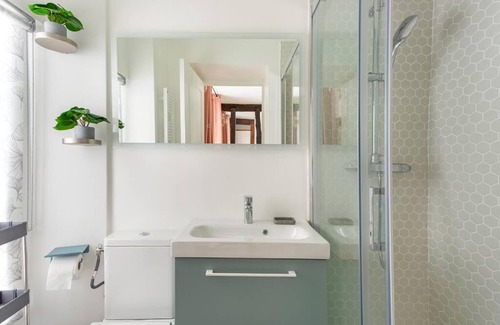 Strasbourg -Saint-Denis Apartment | Top-Rated SophieStay: Modern Apartment with King Bed
