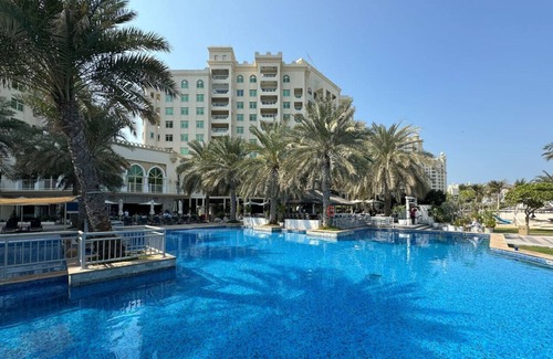 Palm Jumeirah Apartment | Sophisticated 3 Bed Palm Jumeirah w Beach Access