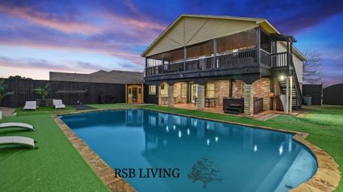 South Arlington House | Relaxing Villa in Grand Prairie with Pool & Hot Tub