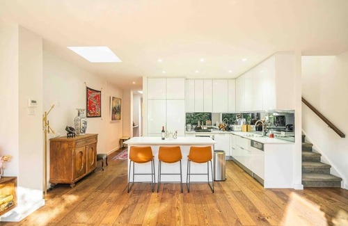 Toorak House | Art Deco Elegance with Spa and Hot Tub in Toorak