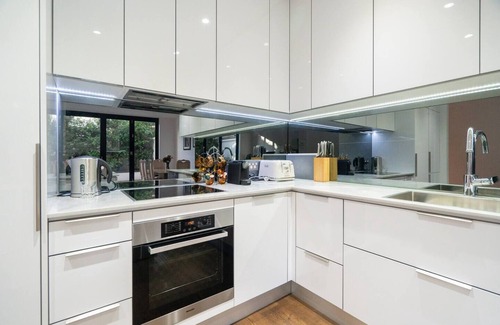 Toorak House | Art Deco Elegance with Spa and Hot Tub in Toorak