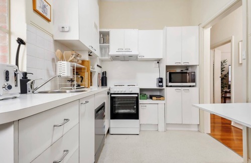 East Melbourne Apartment | Elegant East Melbourne Retreat with Spa & Breakfast Included