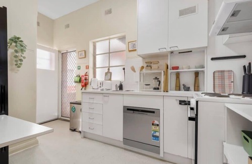East Melbourne Apartment | Elegant East Melbourne Retreat with Spa & Breakfast Included