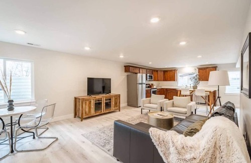 Pleasant Grove House | Stylish Ocean View Guest Apartment - Rated 9.4/10