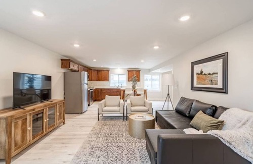 Pleasant Grove House | Stylish Ocean View Guest Apartment - Rated 9.4/10