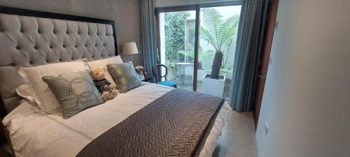 Sutton Apartment | Sophisticated Seafront 3BD Suntrap Landscaped Yard