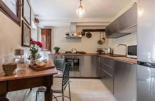 Dorsoduro Ski Chalet | Elegant Venetian House with Private Courtyard & Breakfast