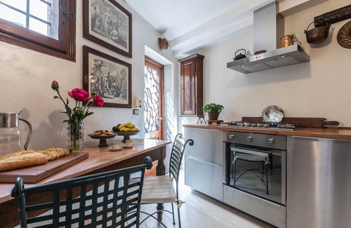 Dorsoduro Ski Chalet | Elegant Venetian House with Private Courtyard & Breakfast